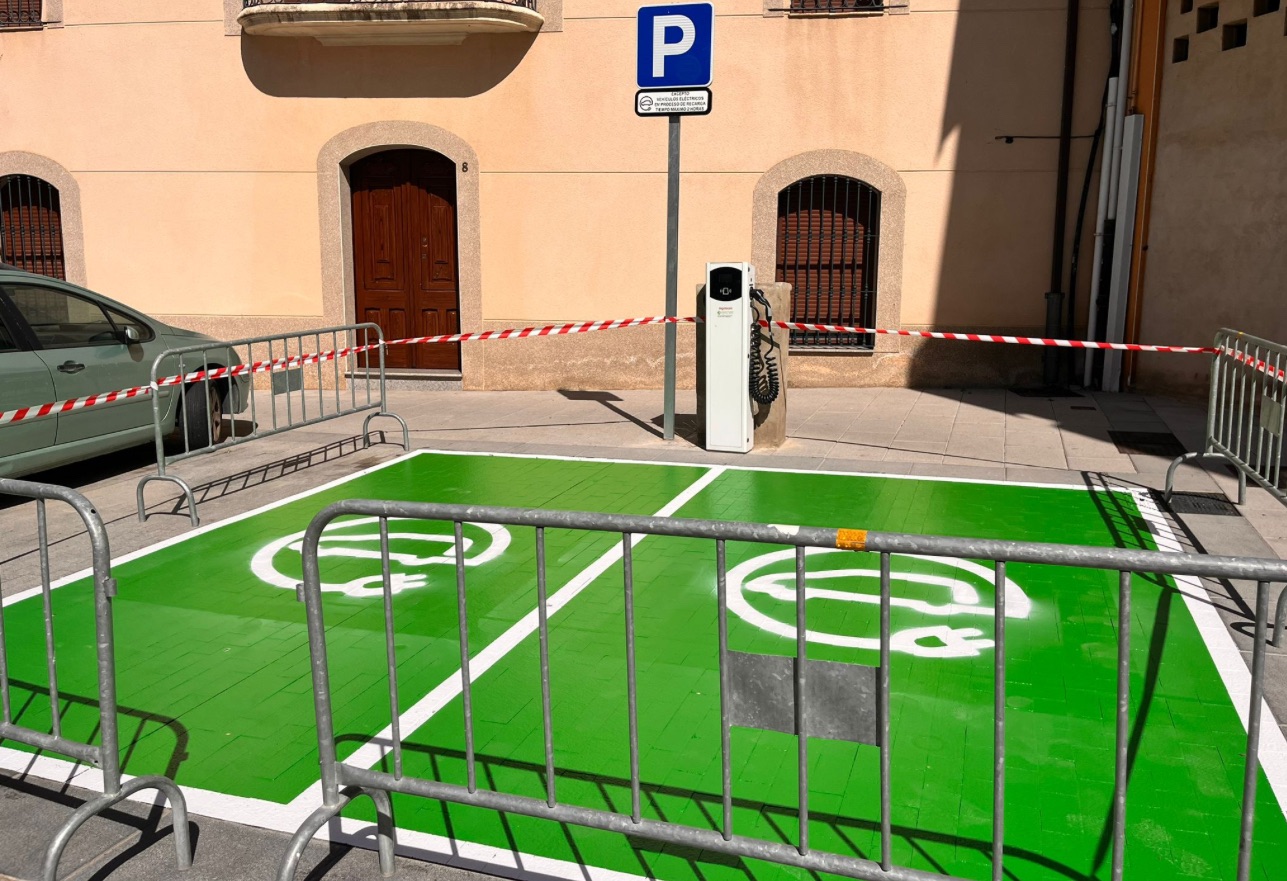 Ayto Miajadas. Plaza del Rollo Blanco - Image 1