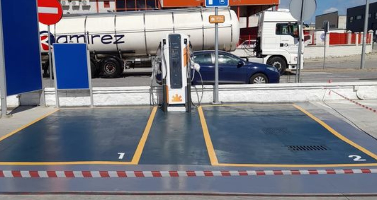Gasolinera TJ OIL Salteras - Image 1