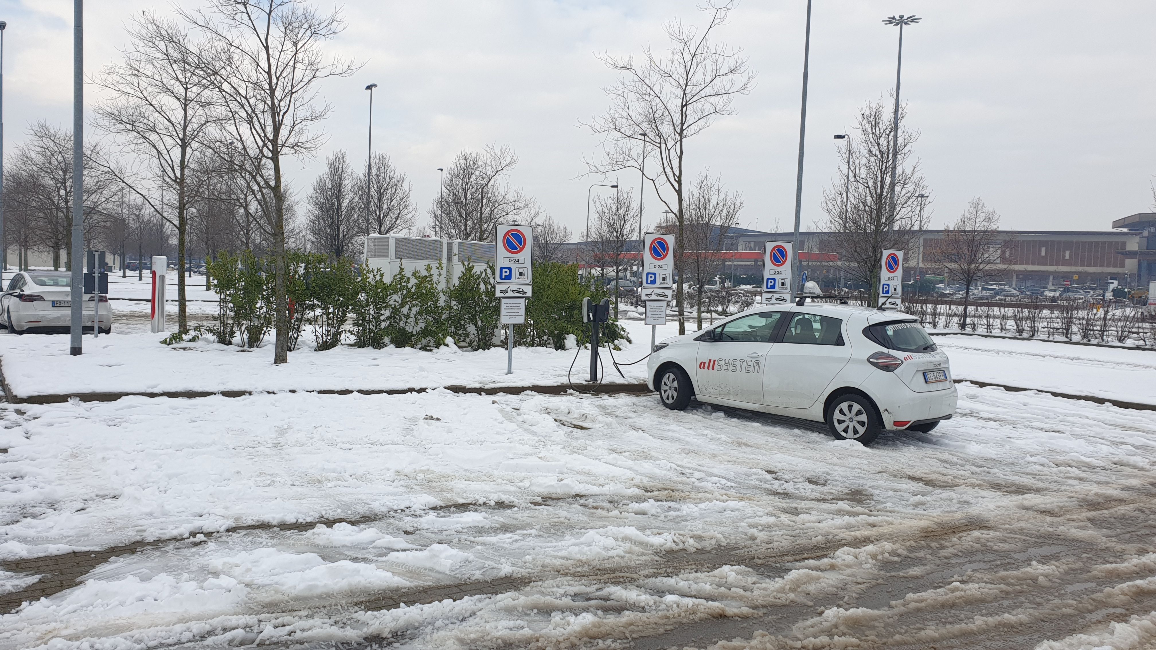 Supercharger Arese disponibile per i veicoli non Tesla - Image 1