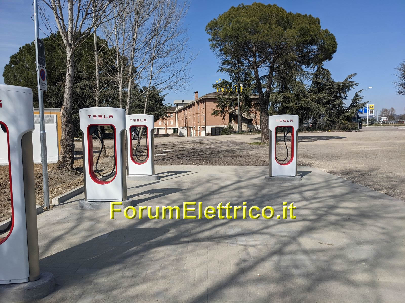 Supercharger Tesla Hotel le Querce - Image 1