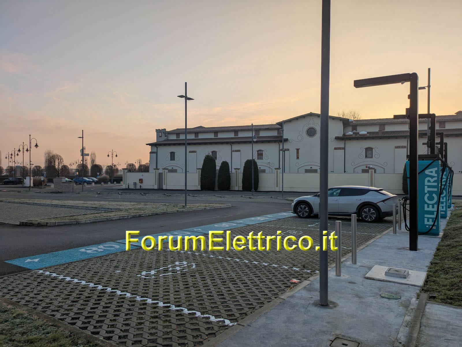 Electra Roadhouse - Image 1